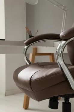 Home24office Chefsessel Director II - Kunstleder / Kunststoff - Cappuccino / Silber 25 Home24office Chefsessel Director II - Kunstleder / Kunststoff - Cappuccino / Silber -Büromöbel Verkaufsgeschäft 1000064391 200819 06140400003 DETAILS P000000001000064391
