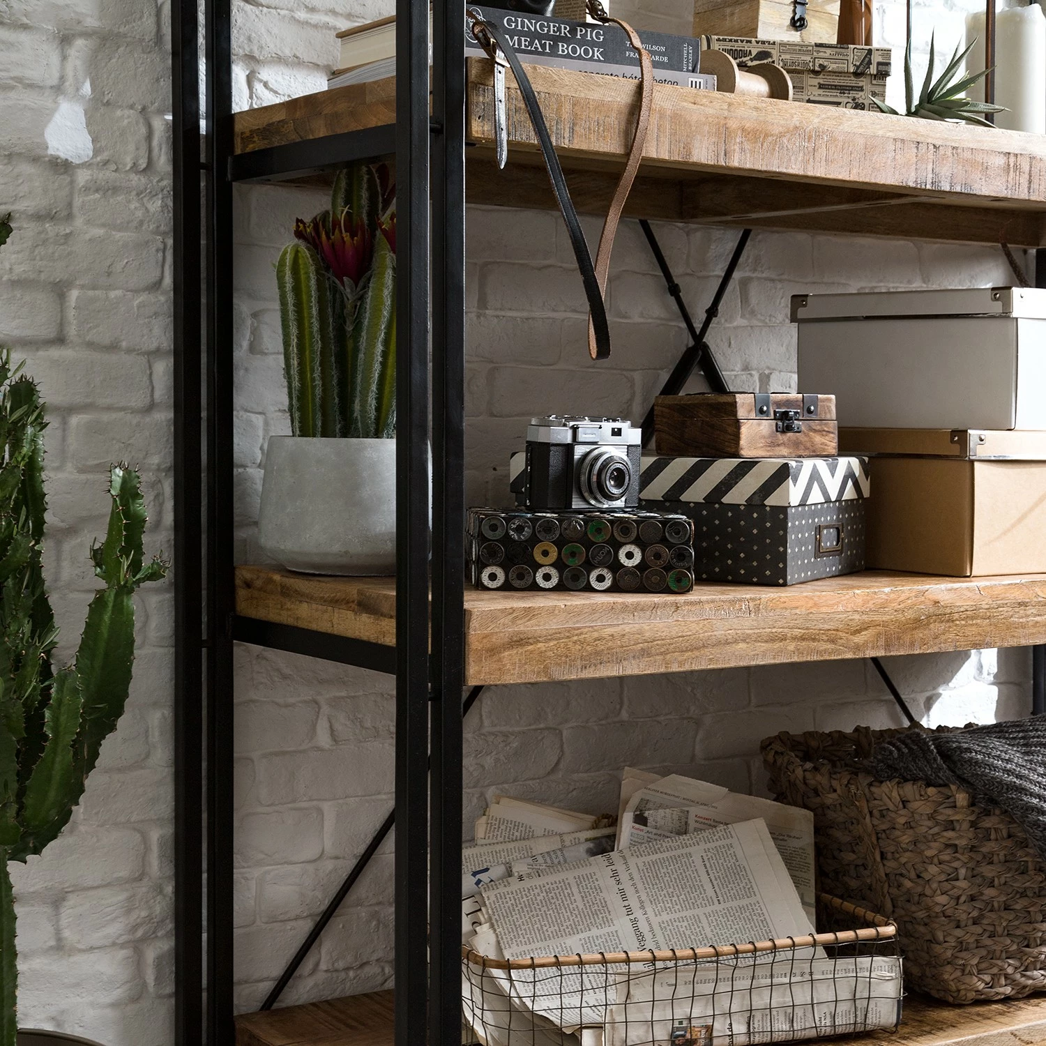 Wolf-Möbel Regal Iron I - Mango massiv / Eisen 6 Wolf-Möbel Regal Iron I - Mango massiv / Eisen – Bild 4