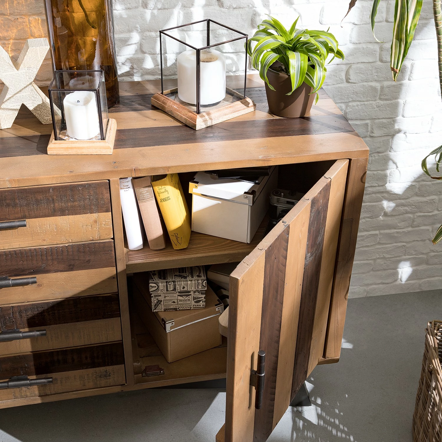 Ars manufacti Sideboard Tamati II - Pinie massiv / Eisen - Pinie / Schwarz 9 Ars manufacti Sideboard Tamati II - Pinie massiv / Eisen - Pinie / Schwarz – Bild 7