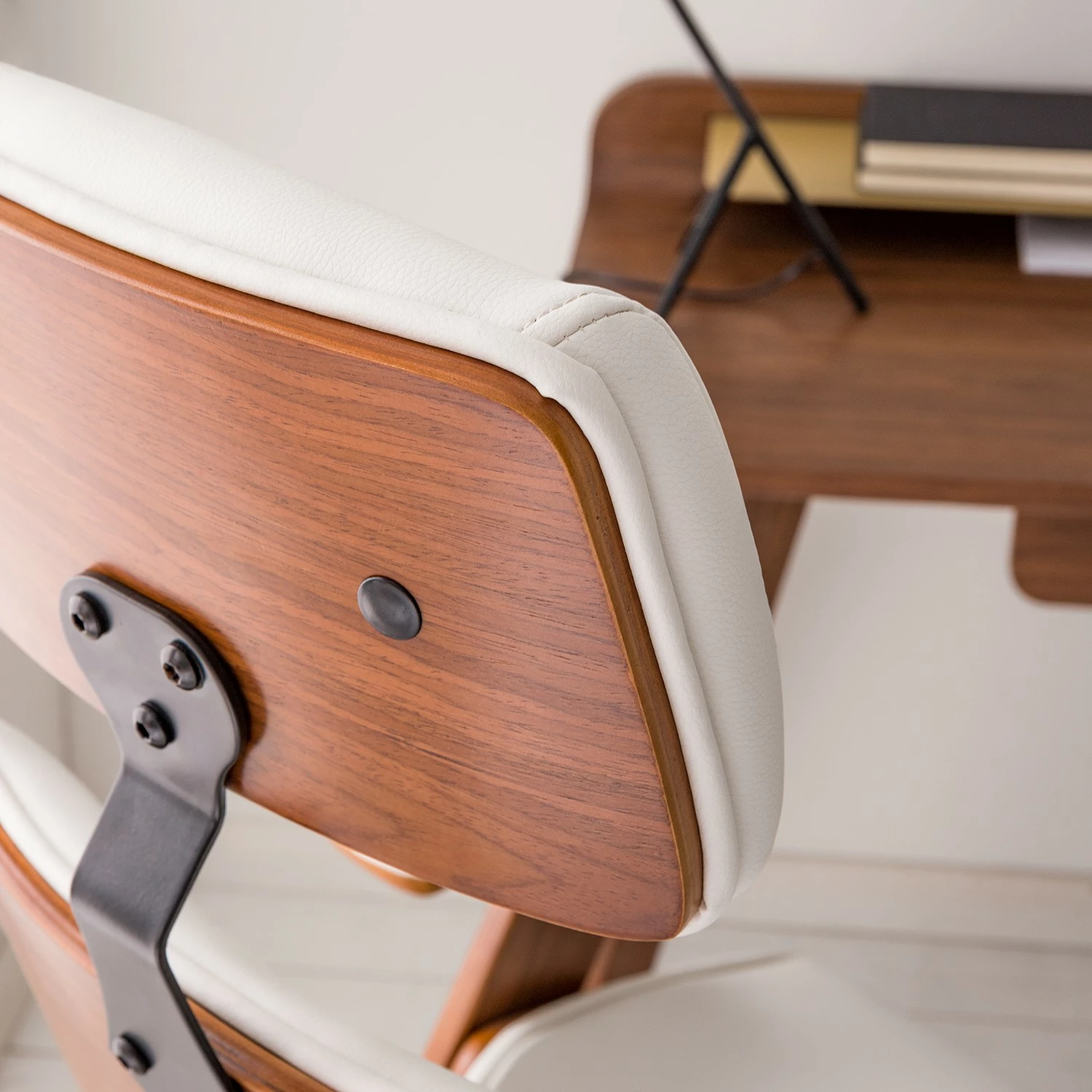 Fredriks Bürodrehstuhl Viiki - Kunstleder / Stahl - Weiß / Walnuss 9 Fredriks Bürodrehstuhl Viiki - Kunstleder / Stahl - Weiß / Walnuss – Bild 8
