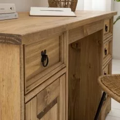 Maison Belfort Schreibtisch Finca Rustica I - Kiefer massiv - Kiefer Natur 27 Maison Belfort Schreibtisch Finca Rustica I - Kiefer massiv - Kiefer Natur -Büromöbel Verkaufsgeschäft 1000178037 200506 14205800003 DETAILS P000000001000178037