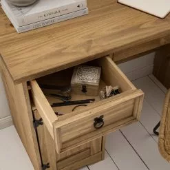 Maison Belfort Schreibtisch Finca Rustica I - Kiefer massiv - Kiefer Natur 29 Maison Belfort Schreibtisch Finca Rustica I - Kiefer massiv - Kiefer Natur -Büromöbel Verkaufsgeschäft 1000178037 200506 14205900005 DETAILS P000000001000178037