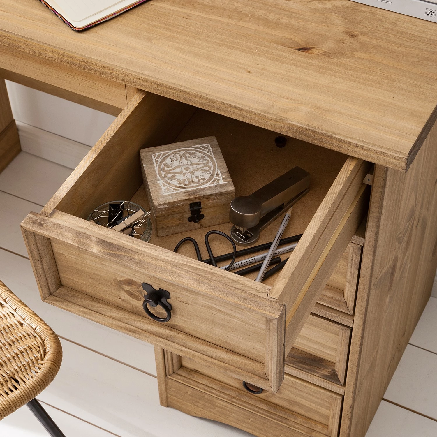 Maison Belfort Schreibtisch Finca Rustica II - Kiefer massiv - Kiefer Natur 14 Maison Belfort Schreibtisch Finca Rustica II - Kiefer massiv - Kiefer Natur – Bild 12