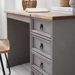 Maison Belfort Schreibtisch Finca Rustica II - Kiefer massiv - Kiefer Grau 26 Maison Belfort Schreibtisch Finca Rustica II - Kiefer massiv - Kiefer Grau -Büromöbel Verkaufsgeschäft 1000178064 200507 14243800003 DETAILS P000000001000178064