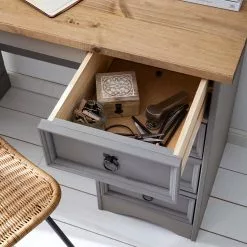 Maison Belfort Schreibtisch Finca Rustica II - Kiefer massiv - Kiefer Grau 27 Maison Belfort Schreibtisch Finca Rustica II - Kiefer massiv - Kiefer Grau -Büromöbel Verkaufsgeschäft 1000178064 200507 14243900004 DETAILS P000000001000178064