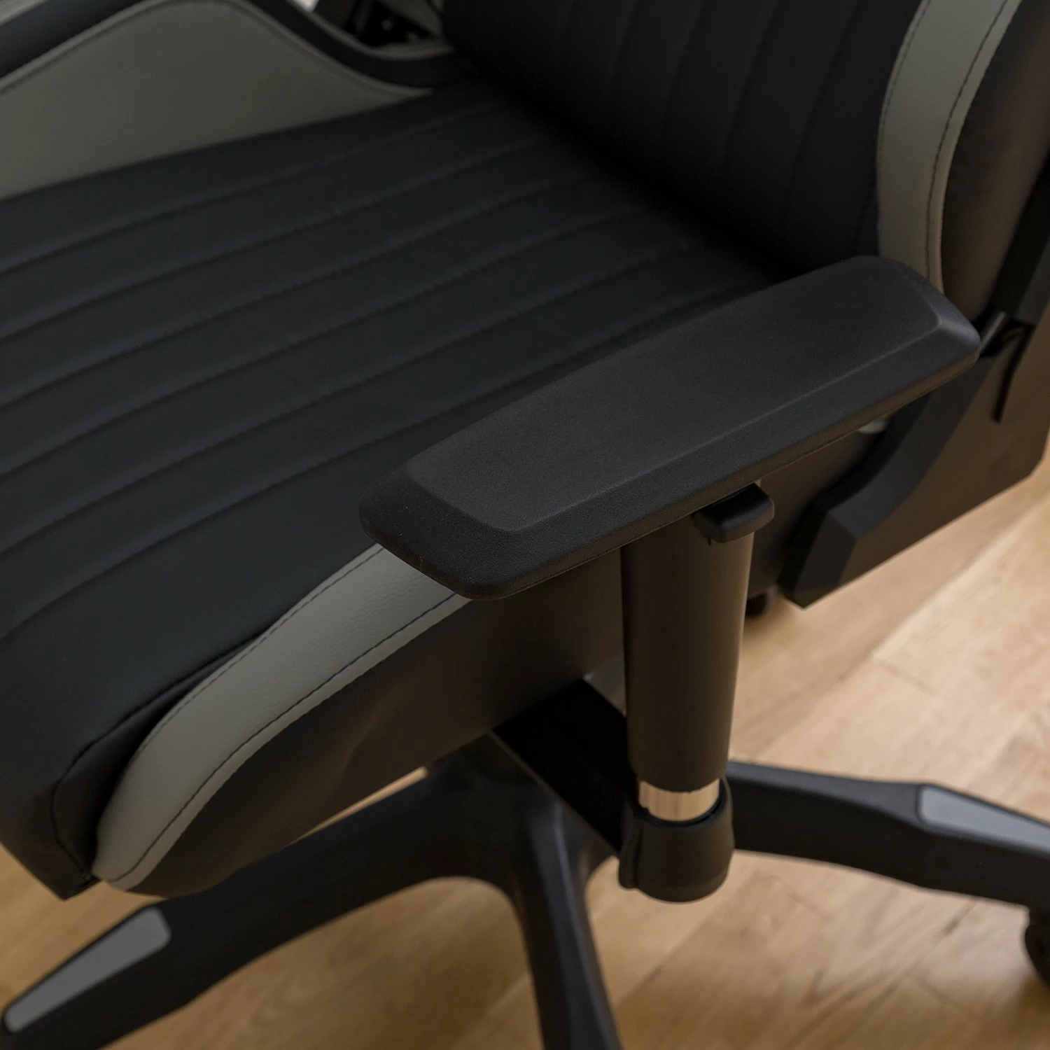 Furnitive Gaming Chair mcRacing II - Kunstleder / Kunststoff - Schwarz 19 Furnitive Gaming Chair mcRacing II - Kunstleder / Kunststoff - Schwarz – Bild 18