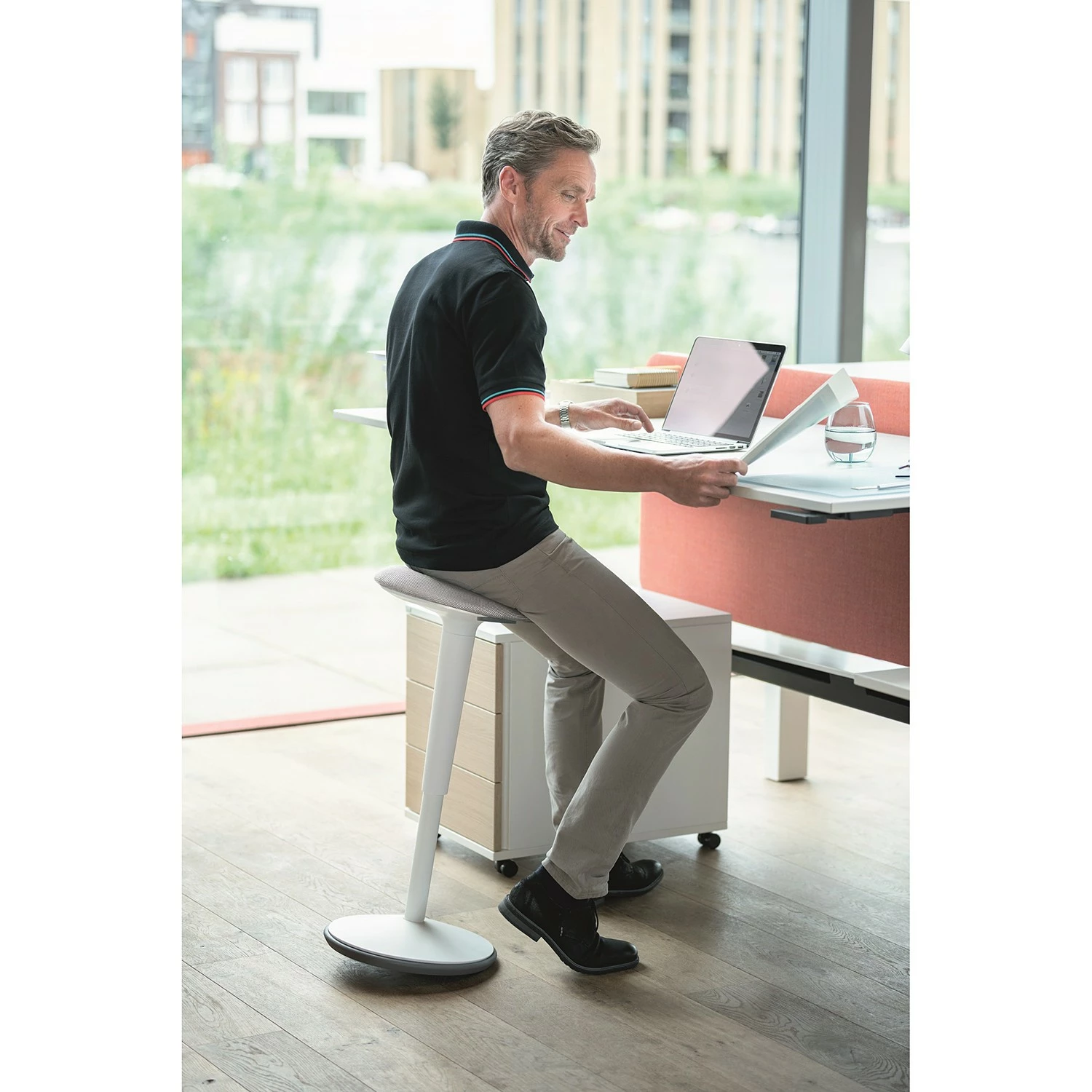 Sedus Stehhocker se:fit - Weiß / Grau 5 Sedus Stehhocker se:fit - Weiß / Grau – Bild 3