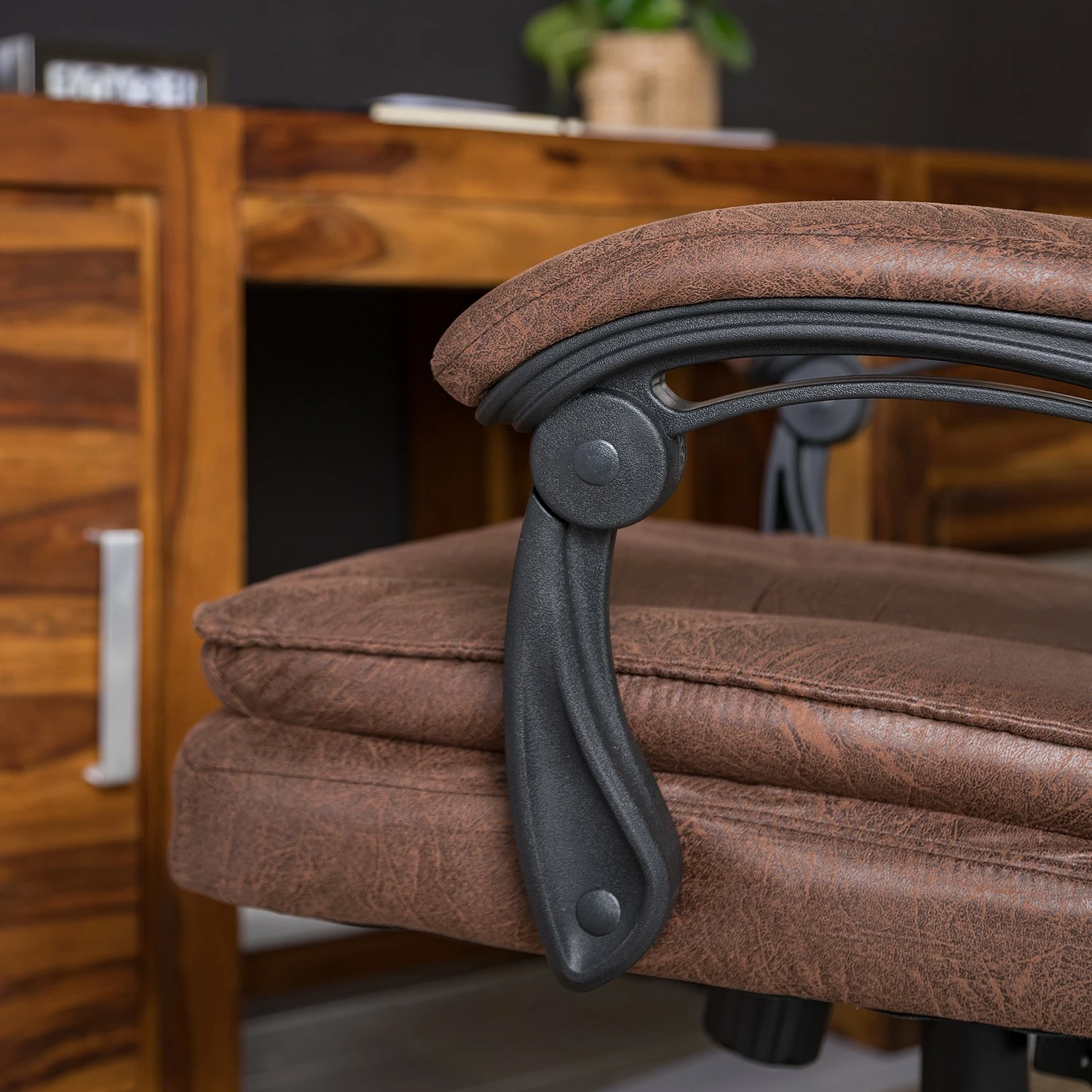 Furnitive Chefsessel Wisdom - Microfaser / Kunststoff - Vintage Braun / Schwarz 6 Furnitive Chefsessel Wisdom - Microfaser / Kunststoff - Vintage Braun / Schwarz – Bild 4