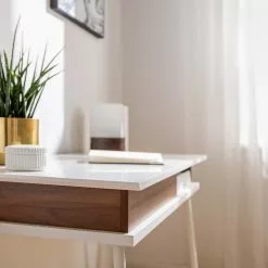 Fredriks Schreibtisch Paide - (Höhenverstellbar) - Hochglanz Weiß / Walnuss Dekor -Büromöbel Verkaufsgeschäft 1000256389 220601 024 MOOD DETAILS P000000001000256389 mood