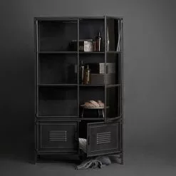 Red Living Vitrinenschrank Ravno - Metall - Vintage Schwarz 8 Red Living Vitrinenschrank Ravno - Metall - Vintage Schwarz -Büromöbel Verkaufsgeschäft 1000275626 220209 12152100020 MOOD DETAILS P000000001000275626 mood