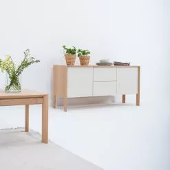 Studio Copenhagen Sideboard Maayka I - Eiche teilmassiv - Mushroom Creme / Eiche Hell -Büromöbel Verkaufsgeschäft 1000277378 211012 153646000022 MOOD DETAILS P000000001000277378 mood