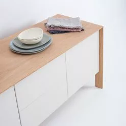 Studio Copenhagen Sideboard Maayka I - Eiche teilmassiv - Mushroom Creme / Eiche Hell -Büromöbel Verkaufsgeschäft 1000277378 211012 153647000077 DETAILS P000000001000277378